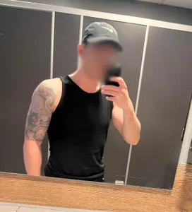 GuyFromNextDoor free live xxx cams