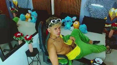 SkinnycuteAlyer cam xxx live gratis