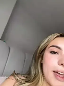 Cloee_Rainbow1 免费直播 xxx 摄像头
