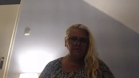 hotladymoon tasuta live xxx cams
